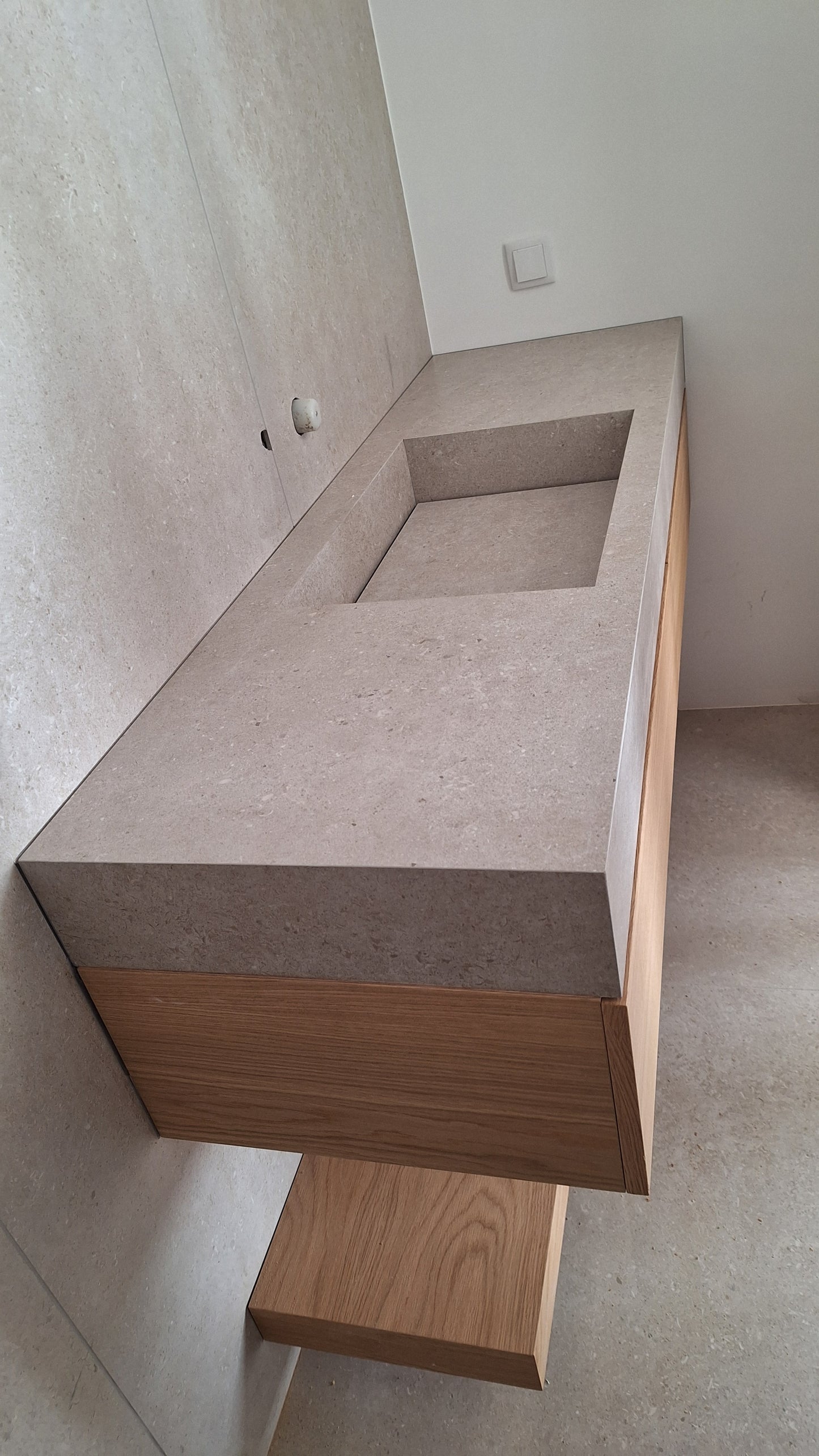 Lavatório em porcelanato cinza claro 150x50x15cm