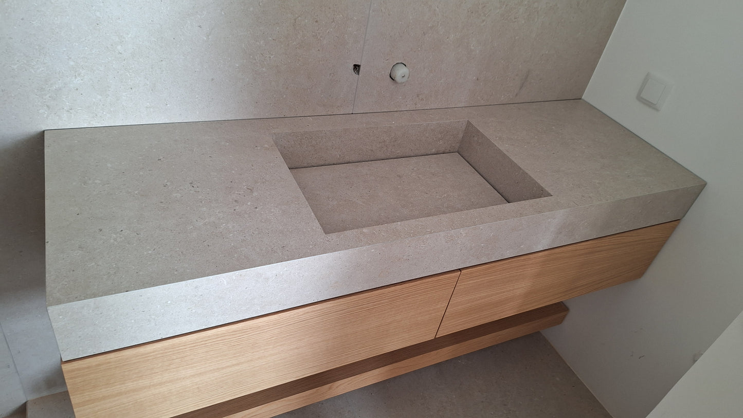 Lavatório em porcelanato cinza claro 150x50x15cm