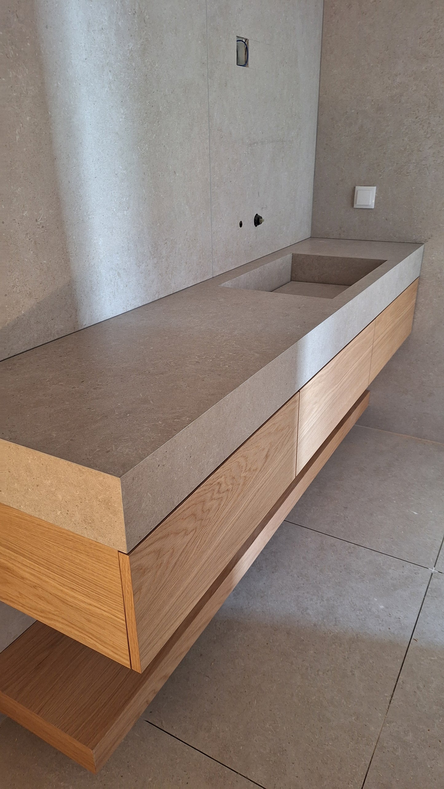 Lavatório em porcelanato cinza claro 150x50x15cm
