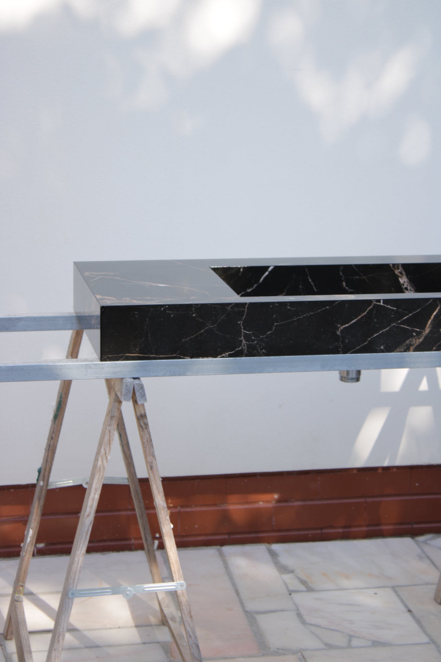 Lavatório em porcelanato marmore preto 100x40x10cm