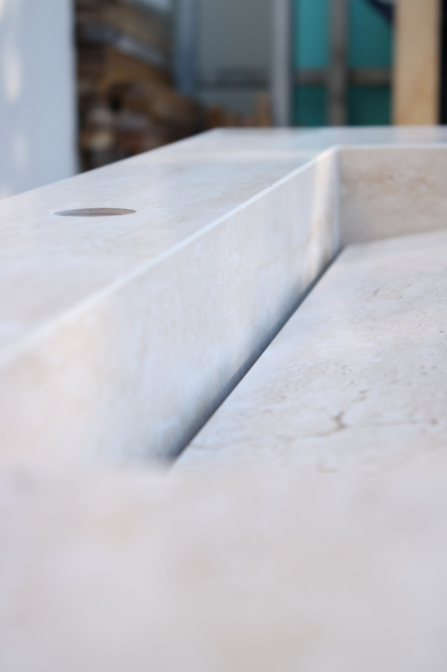 Lavatório em porcelanato travertino 120x45x15cm
