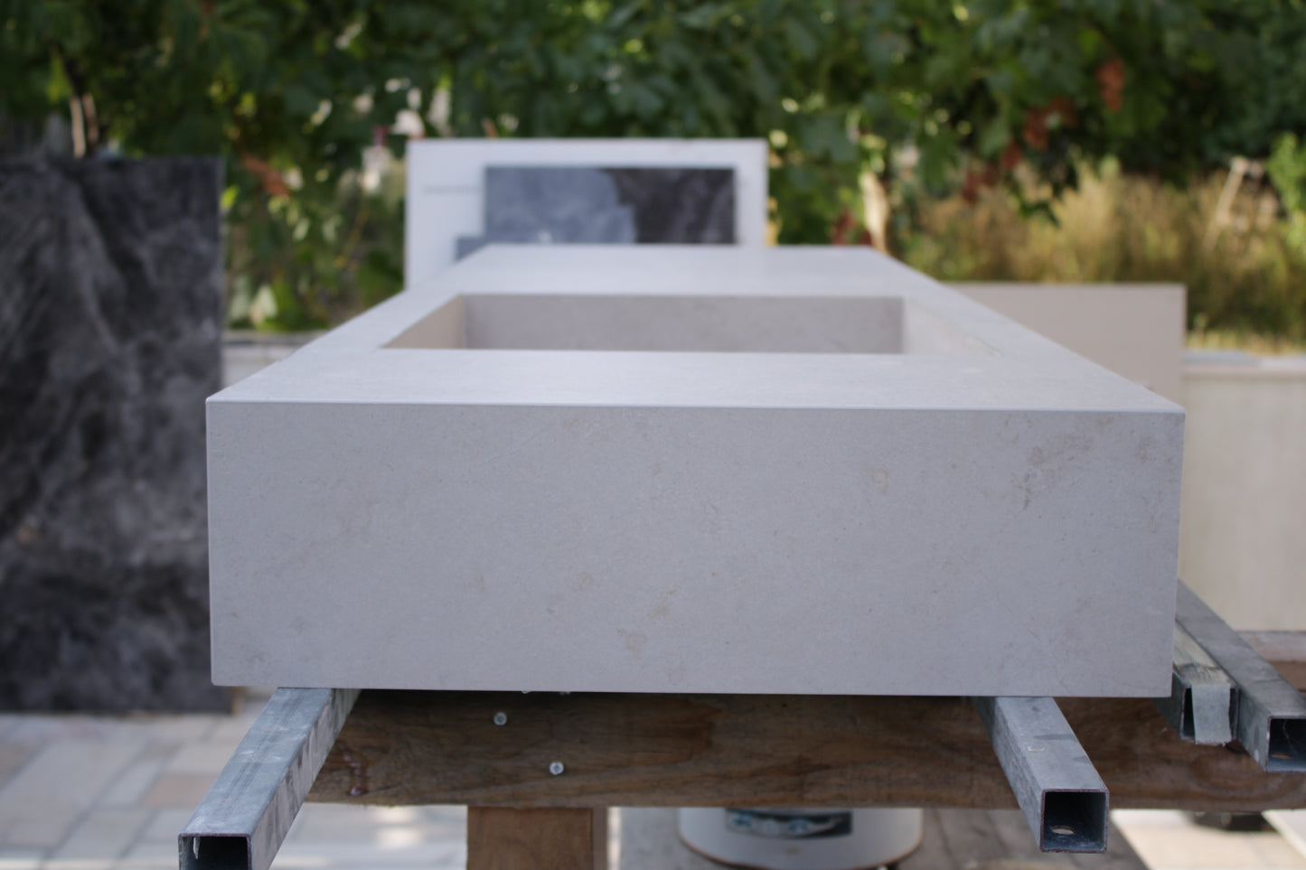 Lavatório em porcelanato beje claro 156x48x15cm