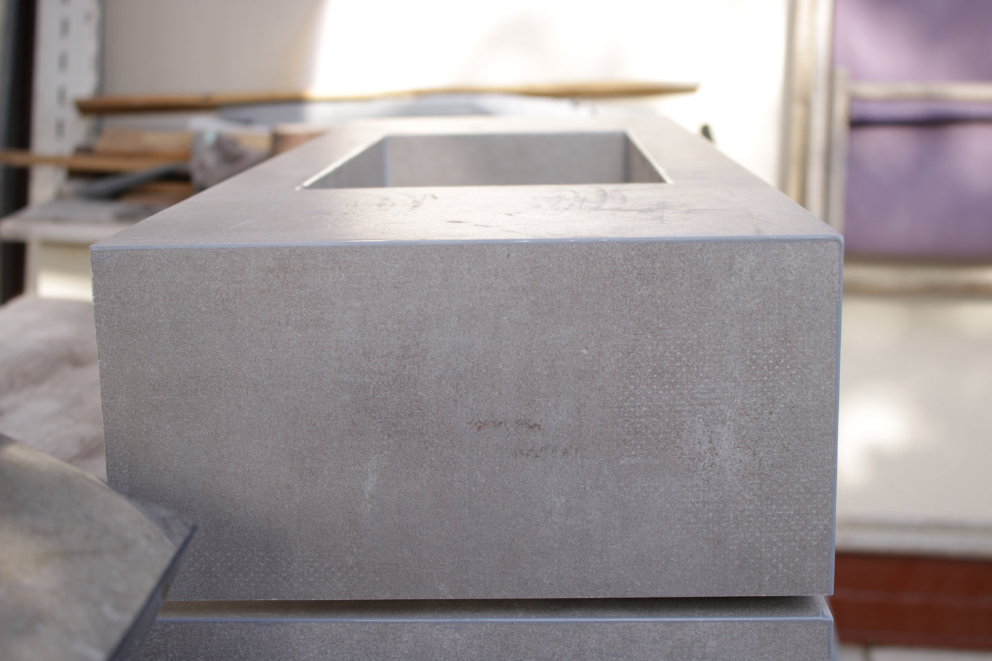 Lavatório em porcelanato cinza 80x35x15cm