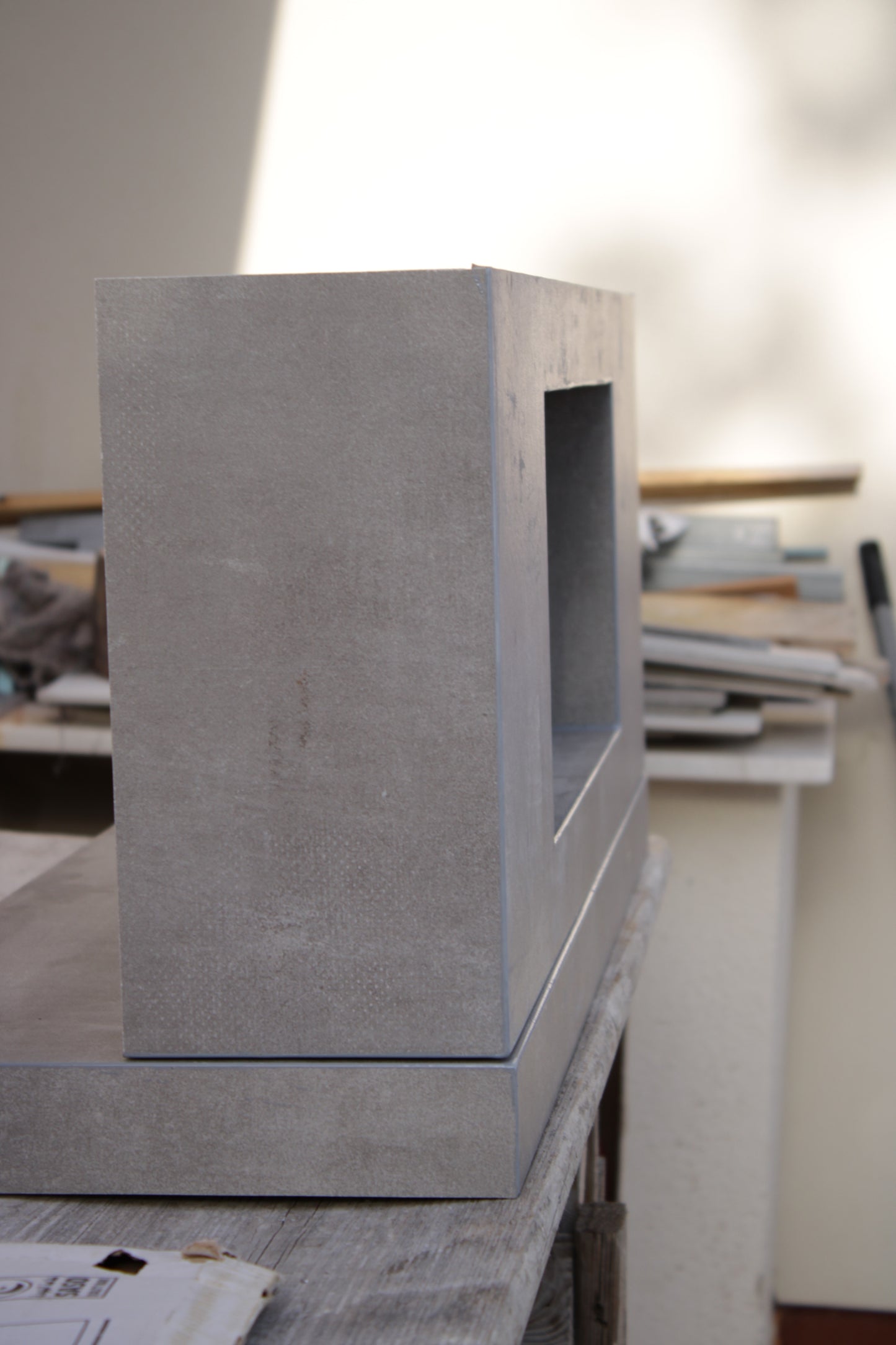 Lavatório em porcelanato cinza 80x35x15cm