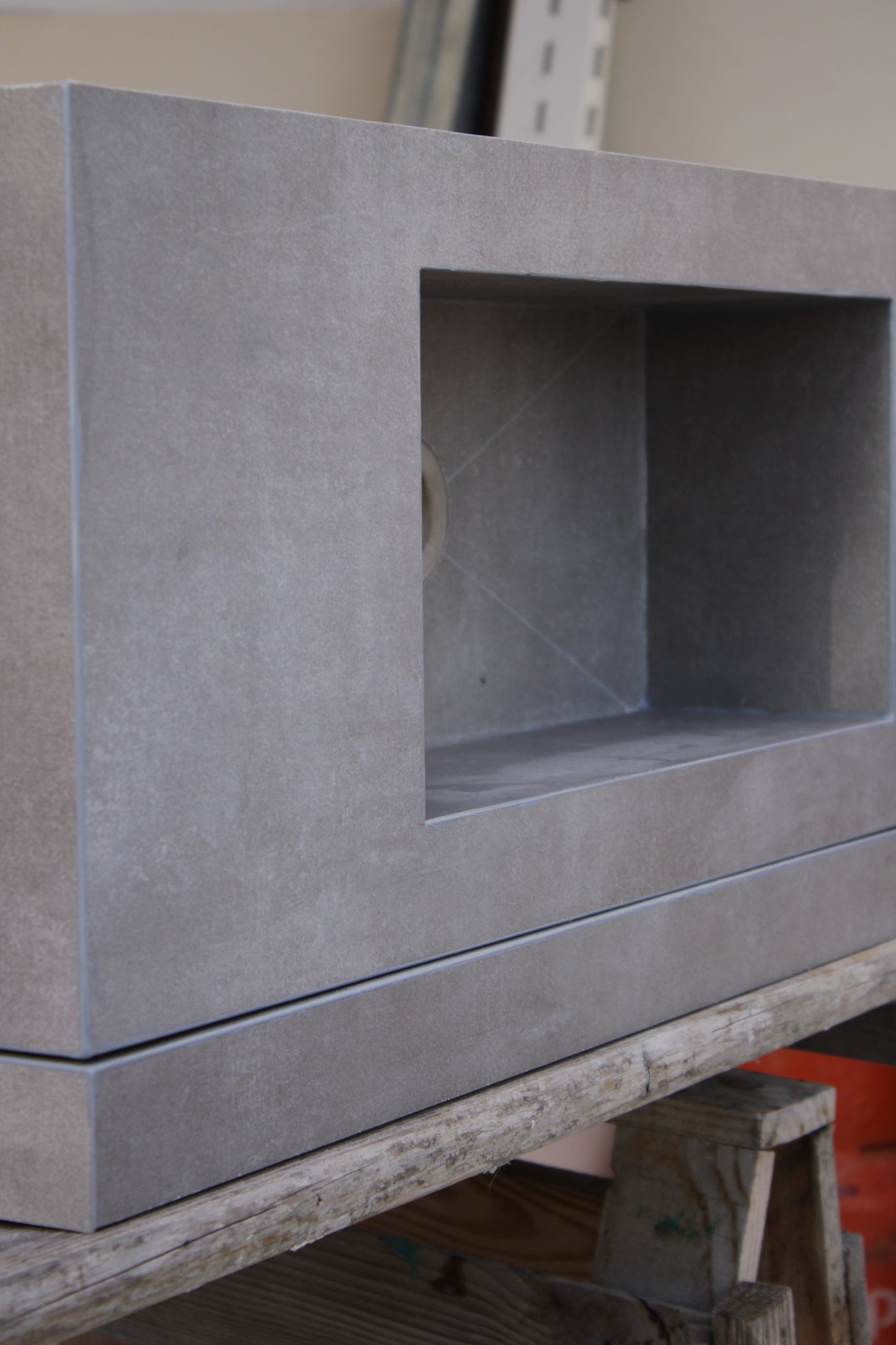 Lavatório em porcelanato cinza 80x35x15cm