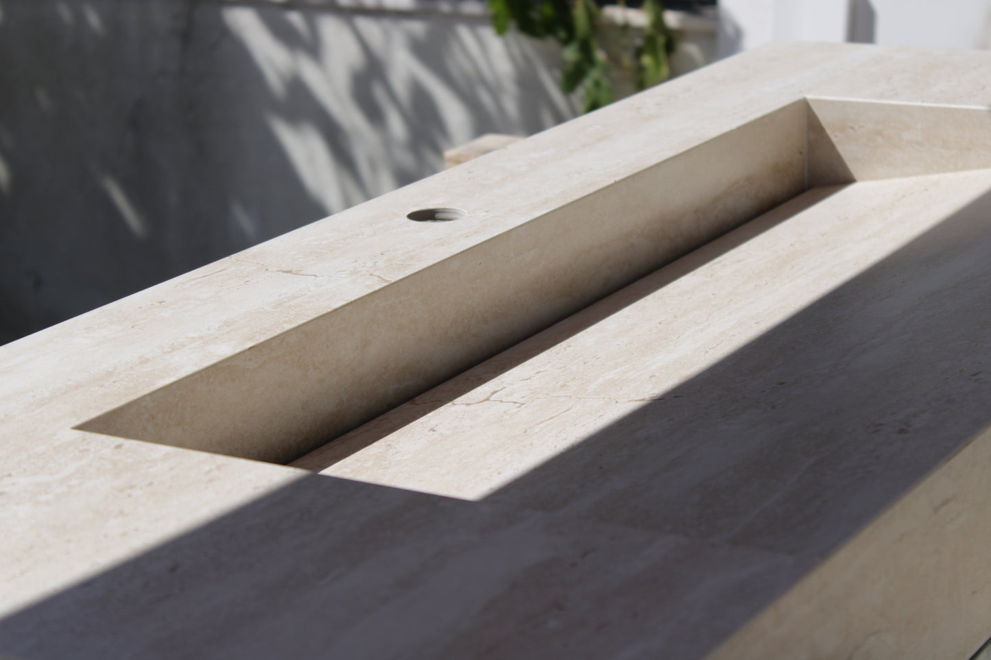 Lavatório em porcelanato travertino 120x45x15cm