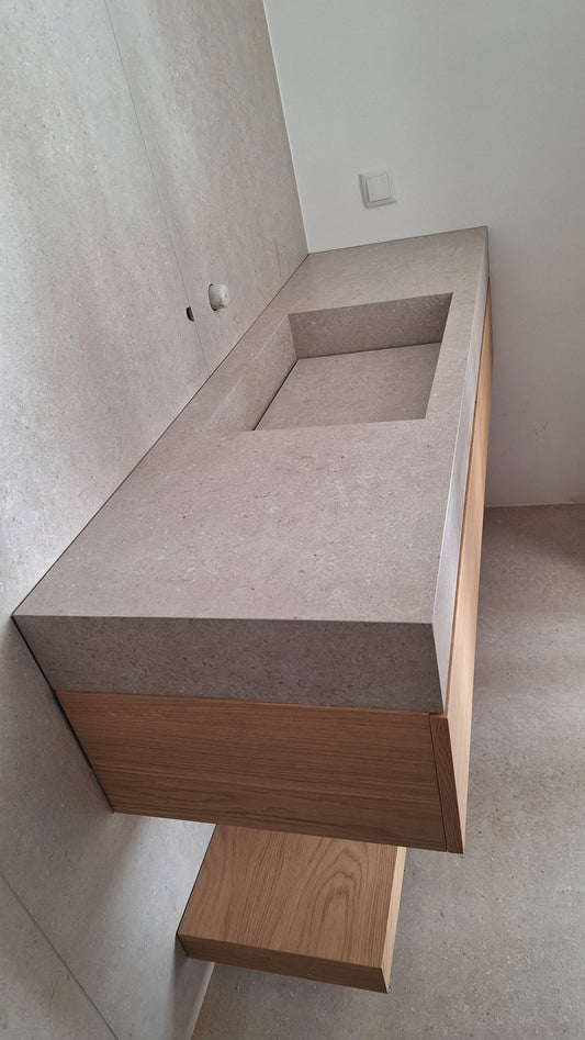 Lavatório em porcelanato cinza claro 150x50x15cm
