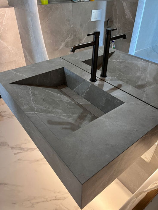 Lavatório em porcelano preto mat com veios claros ralo oculto com tampa 90x45x20